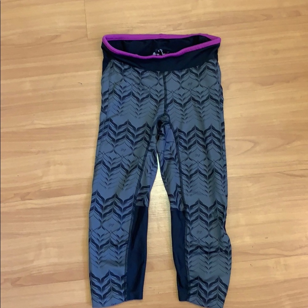 NEW! Cropped workout leggings.